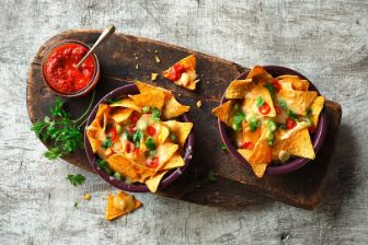 nachos mit wuerziger tomaten salsa