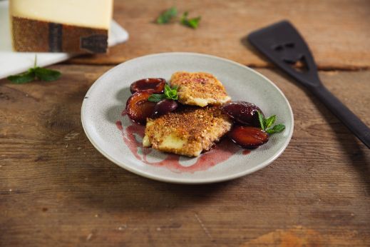 KALTBACH_Flambierter Gruyère mit Zwetschgenkompott