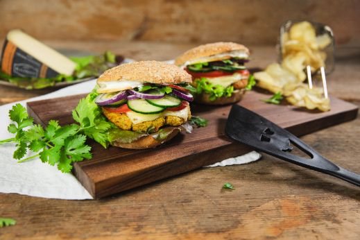 KALTBACH_Linsen-Cheeseburger mit Sauerrahm-Gurken-Relish