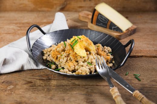 KALTBACH_Schweizer Käsespätzli mit Apfelschnitzen und Butterbröseln