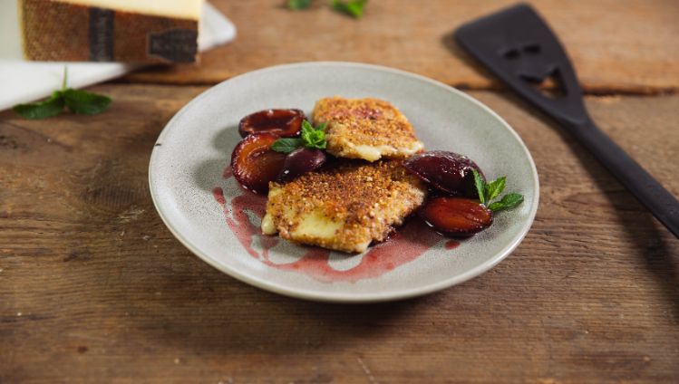 KALTBACH_Flambierter Gruyère mit Zwetschgenkompott