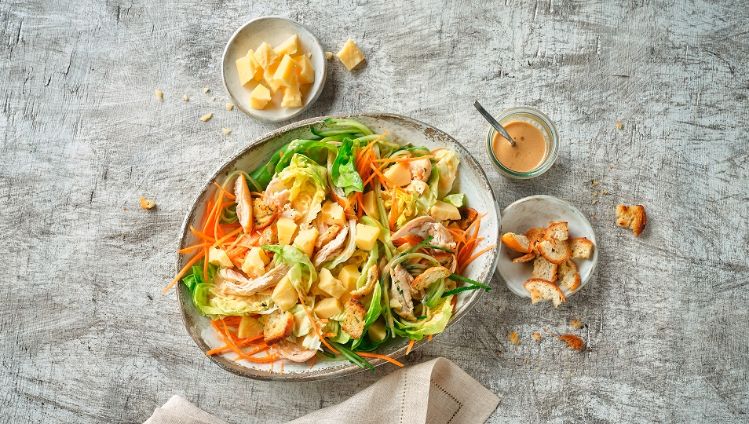 Salade de boulgour, poulet, fromage Suisse et légumes