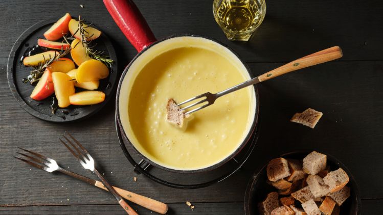 group-emmi-kaltbach-recipe-photo-cidre-fondue