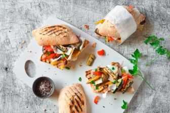 ciabatta broetchen mit grillgemuese und ziegenkaese