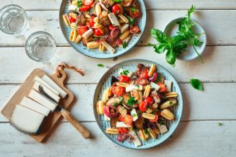 pastasalat mit sommergemuese und ziegenkaese