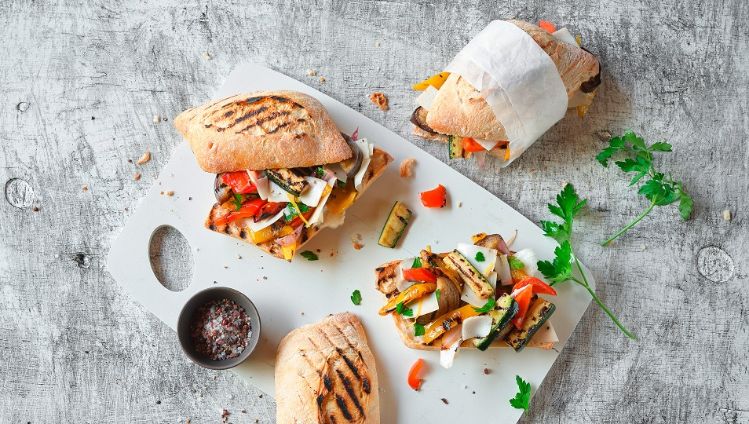 ciabatta broetchen mit grillgemuese und ziegenkaese