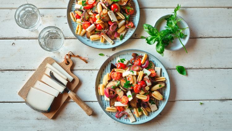 pastasalat mit sommergemuese und ziegenkaese